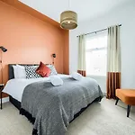 Coventry Fashionable House, City Centre, Free Parking, Sleeps 4, By Empower Homes