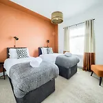 Coventry Fashionable House, City Centre, Free Parking, Sleeps 4, By Empower Homes