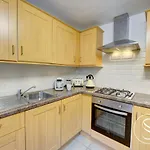 Modern, Stylish Ensuite Apartments With Netflix & Parking By Symphony Short Stays