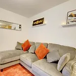 Modern, Stylish Ensuite Apartments With Netflix & Parking By Symphony Short Stays