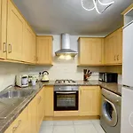 Modern, Stylish Ensuite Apartments With Netflix & Parking By Symphony Short Stays