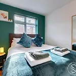 Modern, Stylish Ensuite Apartments With Netflix & Parking By Symphony Short Stays