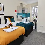 Twin Bed Studio Near Train Station, Netflix, Wifi