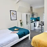 Cute Studio 4 Mins Walk To Planet Ice, Sleeps 3