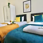 Twin Bed Studio Near Train Station, Netflix, Wifi