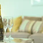 Brand New! Contemporary 2-Bed Flat - Sleeps 4 - Free Parking