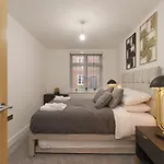 Just Launched! Modern 2-Bed Flat - Sleeps 6 - Free Parking