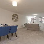 Just Launched! Modern 2-Bed Flat - Sleeps 6 - Free Parking