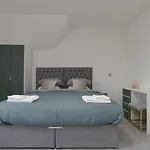 Unique! Stunning 3-Bed Penthouse Flat - 2 Floors - Sleeps 8 - Free Parking