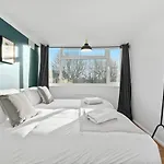 Cosy 3 Bedroom With Free Parking, Garden And Smart Tv With Netflix By Yoko Property