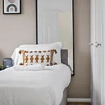 Cosy 3 Bedroom With Free Parking, Garden And Smart Tv With Netflix By Yoko Property