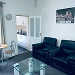 Cheerful Town House In Coventry City Centre