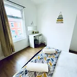 Cheerful Town House In Coventry City Centre