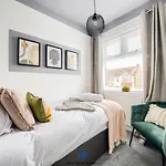Coventry Large Stylish 4 Bedroom House, Sleeps 8, Private Parking, By Empower Homes