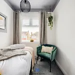 Coventry Large Stylish 4 Bedroom House, Sleeps 8, Private Parking, By Empower Homes