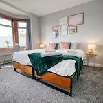 Close To A46 City Centre Sleeps 6, 5 Beds Ensuite Free Wi-Fi Queens House Inspire Homes