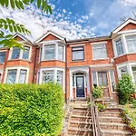Close To A46 City Centre Sleeps 6, 5 Beds Ensuite Free Wi-Fi Queens House Inspire Homes
