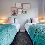 Close To A46 City Centre Sleeps 6, 5 Beds Ensuite Free Wi-Fi Queens House Inspire Homes