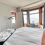 Close To A46 City Centre Sleeps 6, 5 Beds Ensuite Free Wi-Fi Queens House Inspire Homes