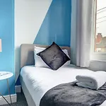 Cheerful 2 Bedroom Home, Sleeps 5 Guest Comfy, 1X Double Bed, 3X Single Beds, Free Parking, Free Wifi, Suitable For Business, Leisure Guest,Coventry, Midlands