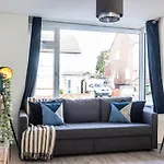 Modern 3-Bed House With Parking - Sleeps 7!