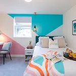 5 Bed 5 Bath House, Free Parking, Patio Garden - Esho Stays