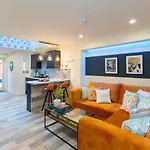 5 Bed 5 Bath House, Free Parking, Patio Garden - Esho Stays