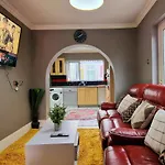 4 Bedroom House Coventry Sleep 9 + 3Parking Spaces