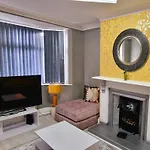 4 Bedroom House Coventry Sleep 9 + 3Parking Spaces