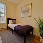 Spacious Luxury Serviced Apartment Next To City Centre With Free Parking - Contractors & Relocators