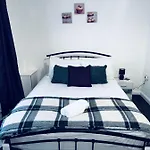 Stylish Town House - Modern Double Room - 1