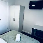 Stylish Town House - Modern Double Room - 2