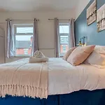 Stylish & Cosy In Coventry Garden Parking
