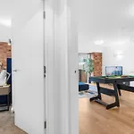 Snooker Table Apartment With 4 Beds And Free Parking