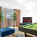 Snooker Table Apartment With 4 Beds And Free Parking