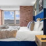 Snooker Table Apartment With 4 Beds And Free Parking