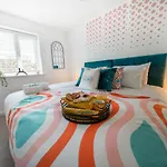 Stylish 3 Bed House, Large Garden, Parking, Wifi - Esho Stays