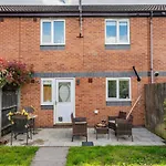 Stylish 3 Bed House, Large Garden, Parking, Wifi - Esho Stays