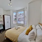 Incredible Private Rooms All With Private Bathrooms In A Fully Serviced House Next To City Centre With Free Parking