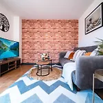 Luxury Detached House With Free Parking, Fast Wifi And Smart Tv With Netflix By Yoko Property