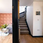 Luxury Detached House With Free Parking, Fast Wifi And Smart Tv With Netflix By Yoko Property