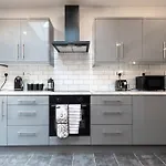 Moonstone - 5 Bed House With Parking