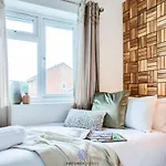 Coventry Beautiful House, University Hospital, M6 M69, Private Parking, Sleeps 6, By Empower Homes