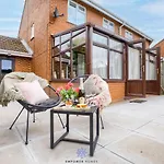 Coventry Beautiful House, University Hospital, M6 M69, Private Parking, Sleeps 6, By Empower Homes