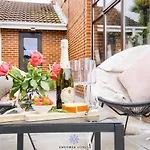 Coventry Beautiful House, University Hospital, M6 M69, Private Parking, Sleeps 6, By Empower Homes