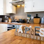 Luxury Detached House With Free Parking, Fast Wifi And Smart Tv With Netflix By Yoko Property