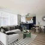 Incredible Private Rooms In A Fully Serviced House Next To City Centre With Free Parking