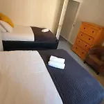 Contractors, City Centre, Parking, 3 Double Rooms, Netflix, Cosy!