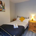 Contractors, City Centre, Parking, 3 Double Rooms, Netflix, Cosy!