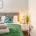 City Centre Flat Ideal For Contractors, Families & Relocators - Disable People Welcome - Free Parking, Fast Wifi, Smart Tv And 2 Bathrooms, 7Min Walk From Train Station!